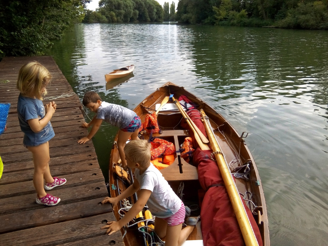 De retour de Bretagne, nous avons lancé Gandalf sur l'Oise à la cale du port de plaisance de Compiègne et nous remontons l'Oise vers son confluent avec l'Aisne. Comme on le voit ici, le Wood Duckling est aussi du voyage. 