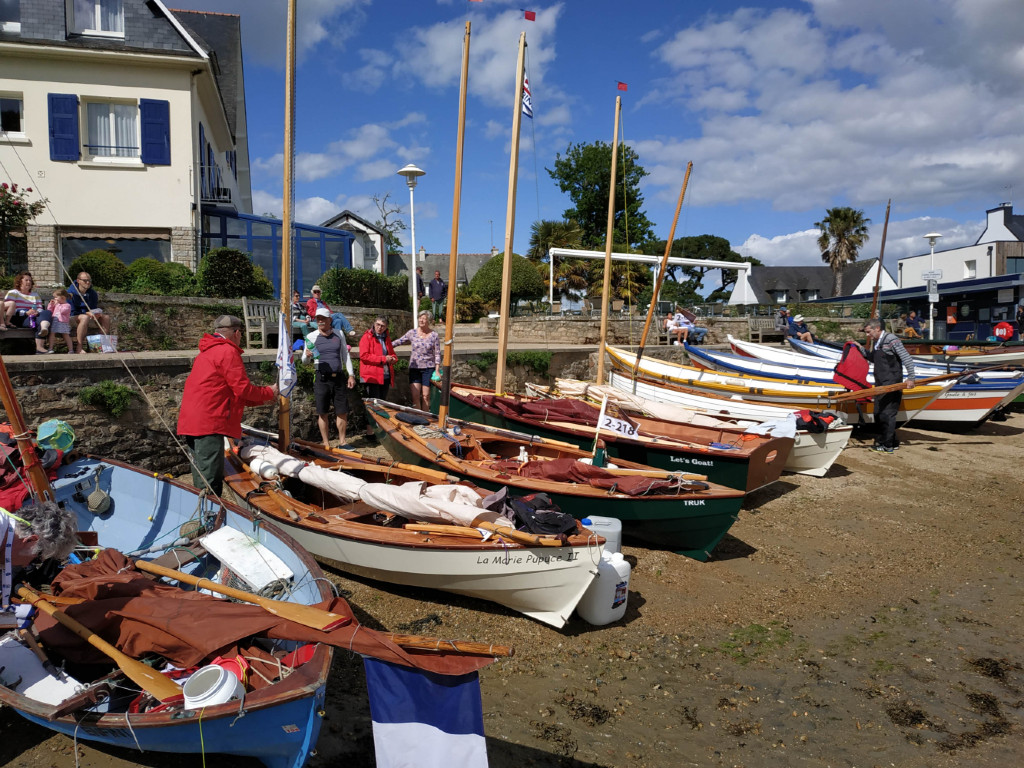 La Semaine du Golfe commence en fait le mardi avec le pique-nique toutes flottilles mélangées à l'ile d'Arz, mais je ne réussis à arriver que le mardi soir à la pointe de Conleau, et tous les amis sont là ! 