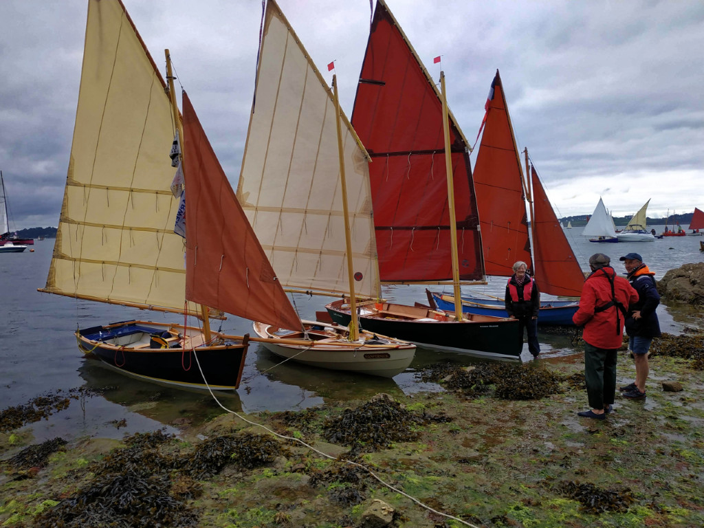 Fin mai, il a fallu aller à la Semaine du Golfe, qui a lieu chaque année impaire sur la semaine de l'Ascension, à mon avis le meilleur rassemblement pour les voile-avirons derrière le rassemblement Arwen Marine ! J'ai aussi fait un compte-rendu, visible ici.