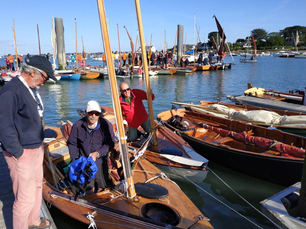 Jeudi soir à Locmariaquer, L'acheteur du Skerry Raid de Patrick vient voir ceux d' Yves et de Gérard ! 