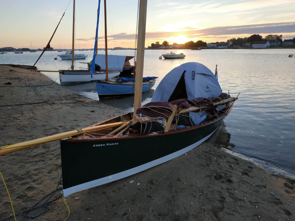 Voilà l'installation dans la lumière du matin. J'ai très bien dormi, merci ! Mon bateau va bientôt flotter de nouveau après une nuit au sec.