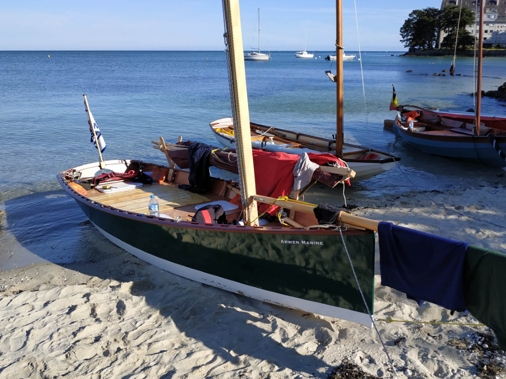 Nous arrivons le soir sur la plage du Men Du à Carnac, et sommes tous bien contents de nous arrêter après une longue journée passée entièrement au près, de Penerf à Carnac. 