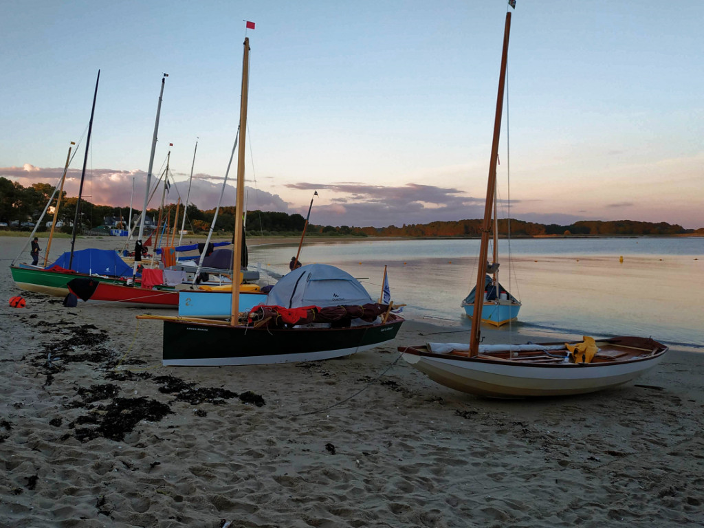 Après avoir réussi à travailler un peu, il était temps de retourner naviguer, car c'était le moment du Challenge Naviguer Léger, du 19 au 23 juin. Cette année, le programme concocté par Gilles nous a menés en Mor Braz (la baie de Quiberon, appelée grande mer par opposition au golfe du Morbihan, bihan se traduisant petit). 