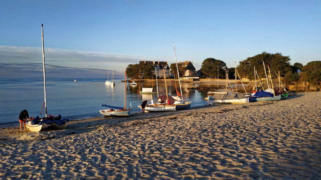 Magique lumière du matin. Certains sont partis à la recherche d'un café et d'un croissant, tandis que les autres commencent à préparer le bateau pour la belle journée qui pointe.