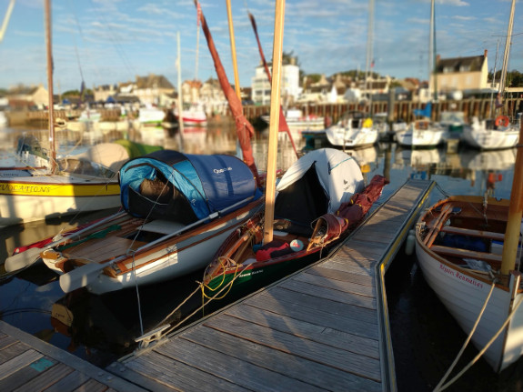 Prêts pour dormir à bord sur un Pirmil (à gauche) et un Goat Island Skiff. 