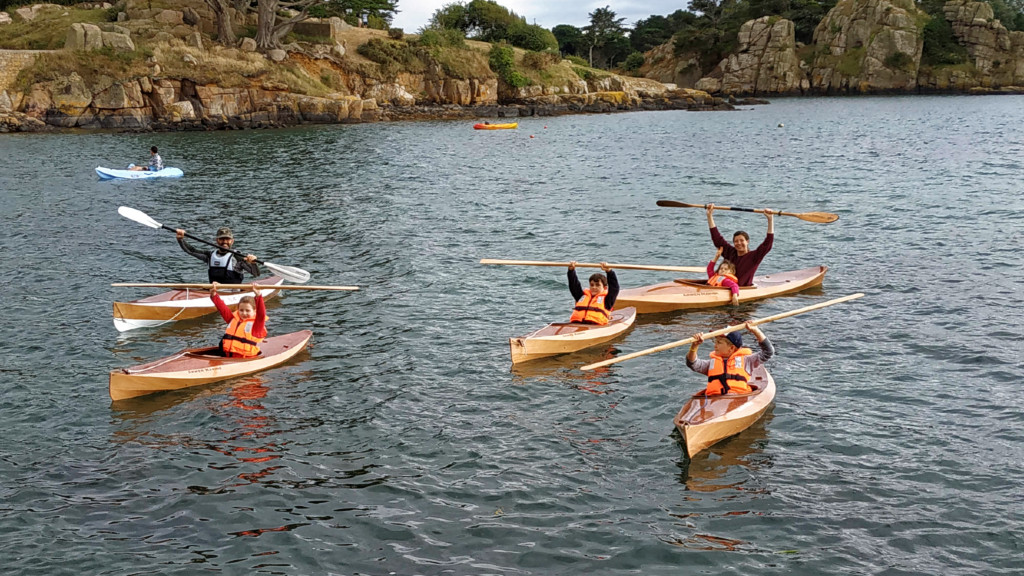 On voit ici ma flottille de démonstration en pleine opération publicitaire à Bréhat début août : outre les trois Wood Duckling, il y a un Wood Duck 10 à gauche et un 12 à droite. Notez au passage la stabilité étonnante de ces petits kayaks qui permet à nos jeunes essayeurs de faire les zazous sans crainte de chavirer !