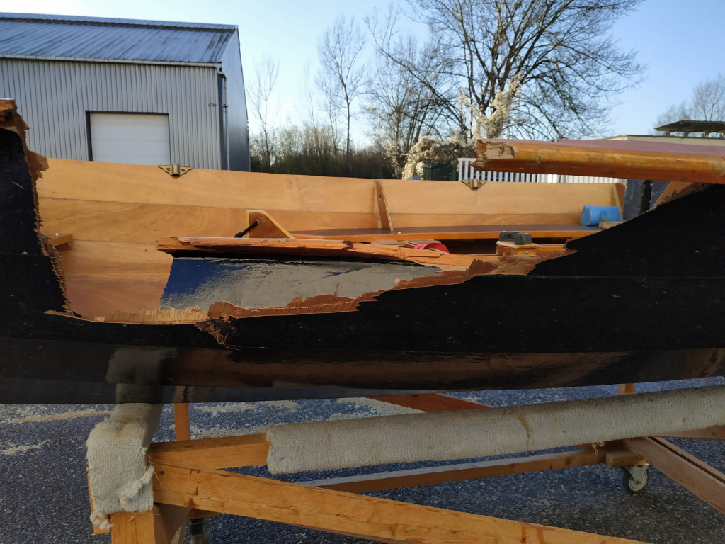 J'ai ensuite réparé le Doris 17 "Aldies II" de Martial, qui s'étai fait aborder au mois d'août sur le Léman à l'occasion de la Fête des Canots (on peut dire que ça a été sa fête, à Aldies !) 