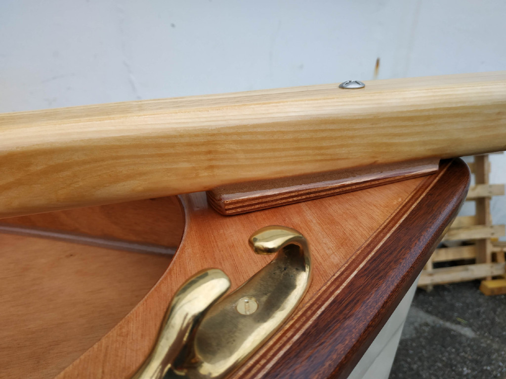 Gros plan sur la fixation sur la guirlande. J'ai pensé en perçant le bout-dehors pour le passage du piton que cette petite faiblesse que je créais serait le fusible de l'installation en cas de choc à composante latérale. Si le chos est 100% frontal (éperonnage), c'est sans doute la serre ajourée qui cassera, mais on a déjà vu que cela se répare ! 