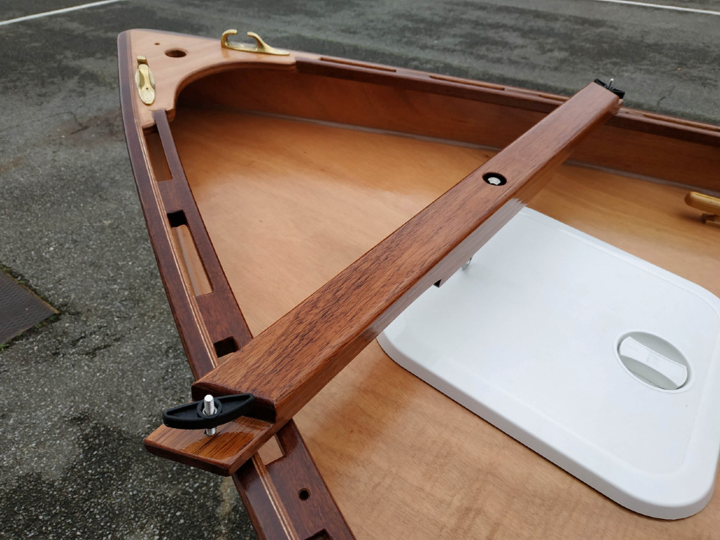 Voici le dessous de la pièce transversale amovible : je n'ose pas l'appeler barrot car ce serait un usurpation, mais je ne connais pas son nom... Les pitons qui traversent la serre ne tiennent pas seuls la pousée latérale, car les extrémités de la pièces viennent s'appuyer sur la serre. 