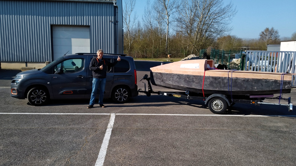 William est arrivé avec son bateau sans encombre près d'Alicante, après 1600 km de route solitaire et seulement deux contrôles : un premier au péage sur l'A1 avant Paris et le second au passage de la frontière espagnole. De mon côté, j'ai passé quelques jours confiné avec ma comptabilité 2019, car je remets consciencieusement à plus tard ce que j'aurais dû faire au fur et à mesure... 