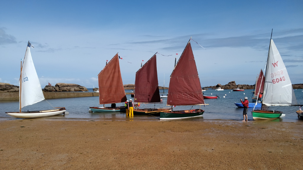 Et il est temps que je m'occupe de mon mât car nous sommes le 14 juin et je pars dans quelques jours pour le Challenge Naviguer Léger 2020, qui mènera 16 bateaux de Trébeurden à Bréhat, le long de la "Côte de Granite Rose", la plus belle côte du monde (je suis légèrement partial). Reportage à venir bientôt. On voit au centre de cette photo ajoutée a posteriori trois des 4 meilleurs bateaux de cette édition : Gandalf, Truk II et Let's Goat! (il manque Atipik, et oui, je suis toujours très légèrement partial).