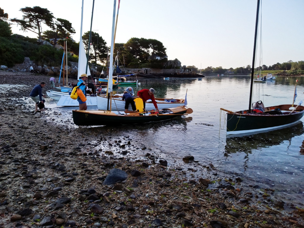 Le lendemain matin, nous démarrons tôt afin de profiter de la fin du flot pour commencer notre tour de l'ile. 