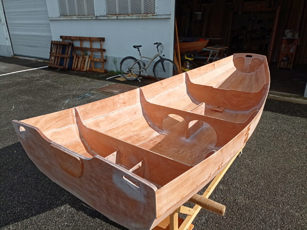 On voit que j'ai ausi collé le blason de doublage pour les presses du moteur hors-bord. Philippe m'a demandé de prévoir aussi une position excentrée pour le moteur afin de pouvoir le conserver prêt à l'emploi même si le gouvernail est en place pour faire de la voile.