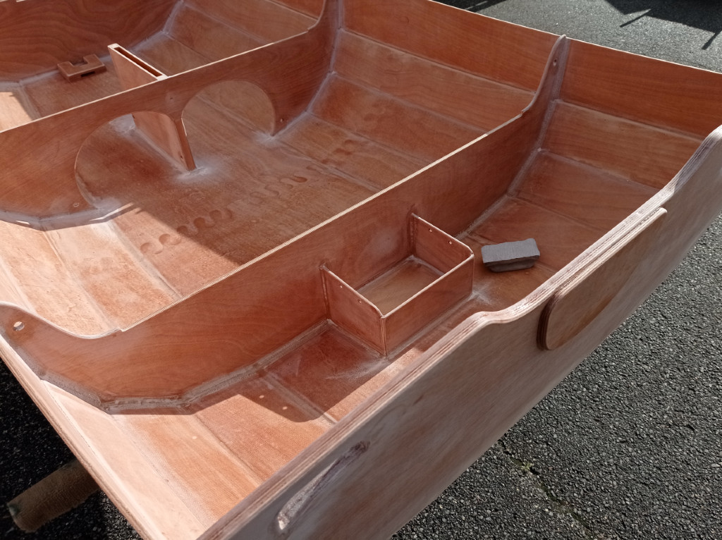 Dernier ponçage avant le collage des dessus des caissons. 