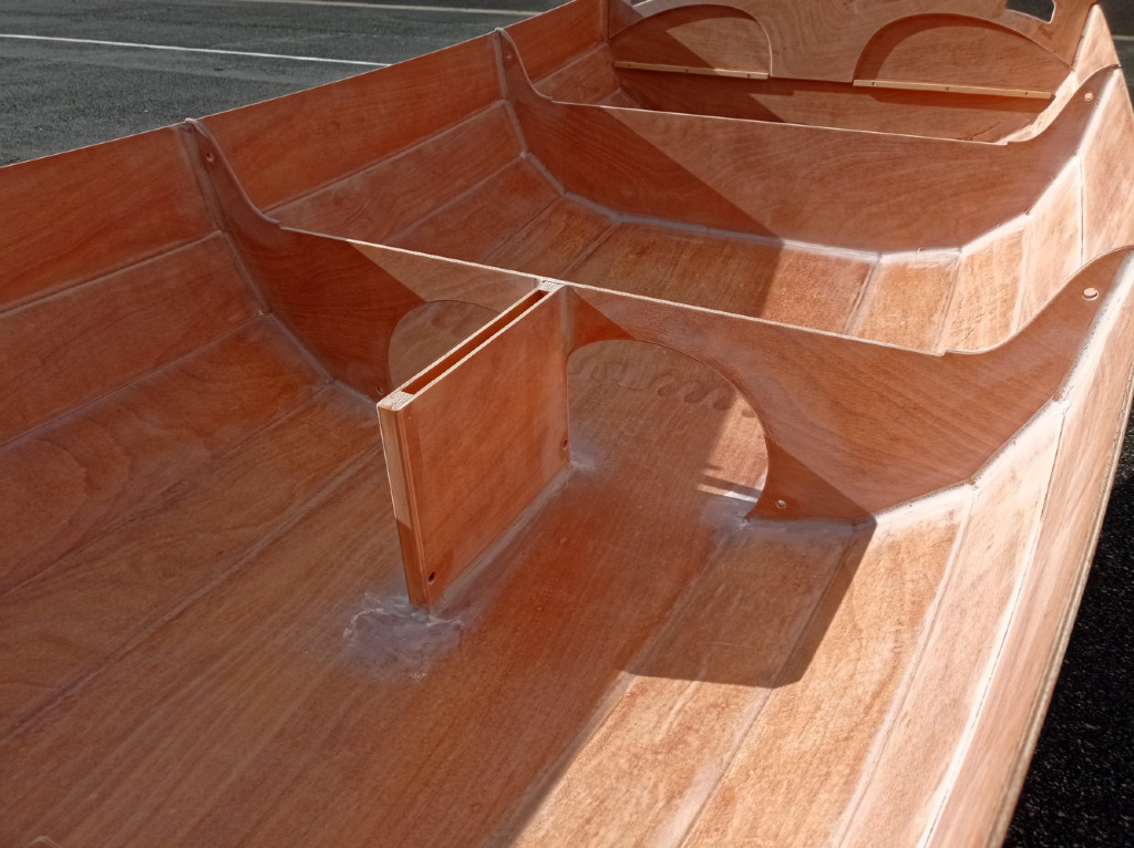 J'ai collé des petits tasseaux sur le tableau arrière pour recevoir le bord arrière du dessus du caisson. 