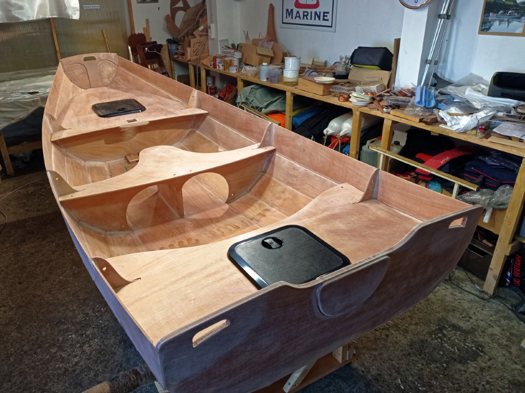 Essayage des sièges et des panneaux des caissons. 