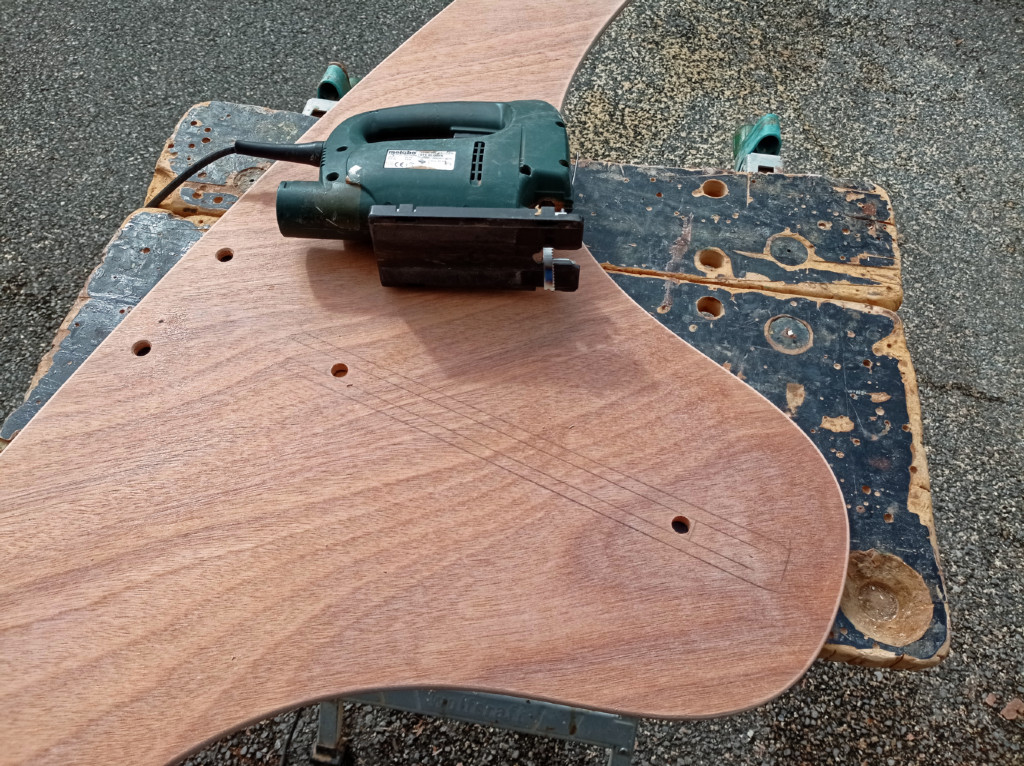 J'ai tracé par en-dessous le contour du puits de dérive, puis tracé l'axe de cette empreinte et j'ai percé aux deux bouts. Je vais maintenant découper l'amorce de la future ouverture du puits de dérive. 