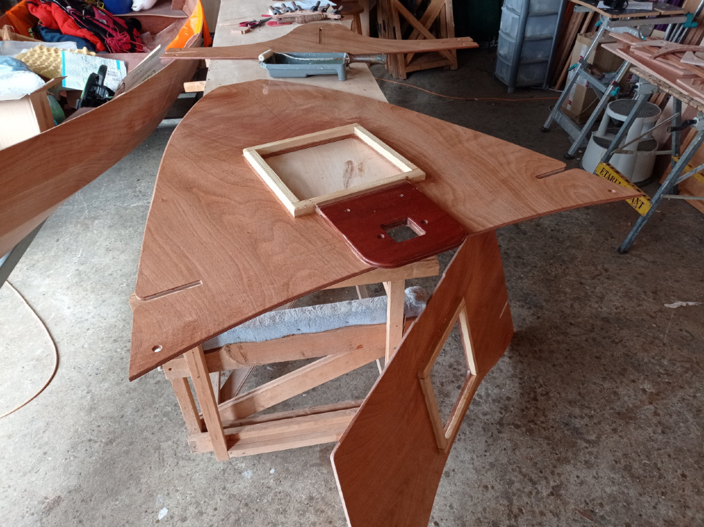 En vue du collage des sièges, je commence par passer une seconde couche d'époxy sur leur face inférieure. 