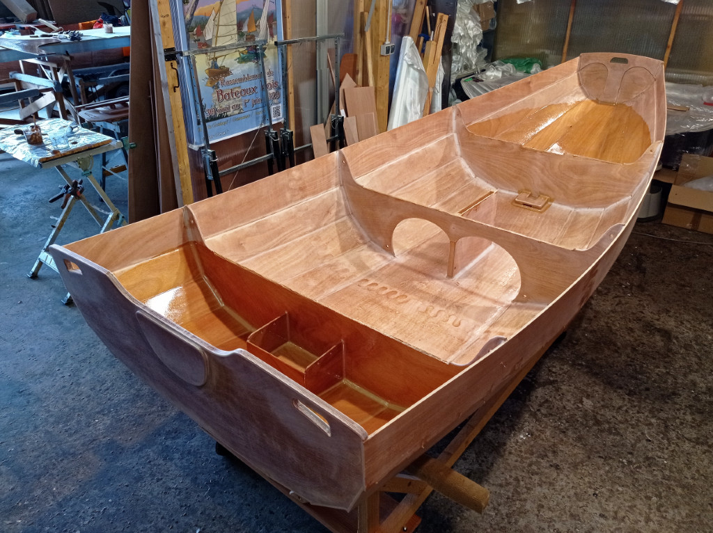 Je fais de même sur la surface intérieure des caissons : bordage, cloisons et bac à batterie. On voit que j'ai encollé l'époxy chargée le chant des trois cloisons. 