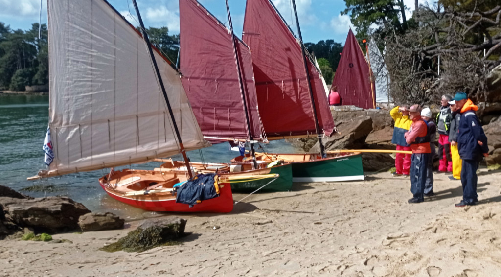 Nous nous sommes glissés à trois bateaux sur une micro plage de sable fin entre deux paquets de cailloux. J'aime bien cette photo qui est en fait un essai : je l'ai faite à travers la poche étanche de mon téléphone et elle est un peu floue. 