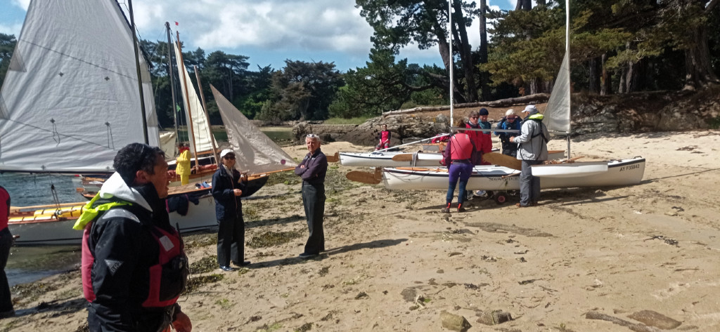 Les deux Shearwater ont un petit ber à roues dans un de leurs coffres. Comme dit plus haut, ils ont scotché tout le monde par leur vitesse et leur tenue de mer. Les petits flotteurs ont un fonctionnement similaire aux roulettes de nos débuts en vélo : c'est un appui occasionnel, ils n'ont pas vocation à être posés en permanence. 