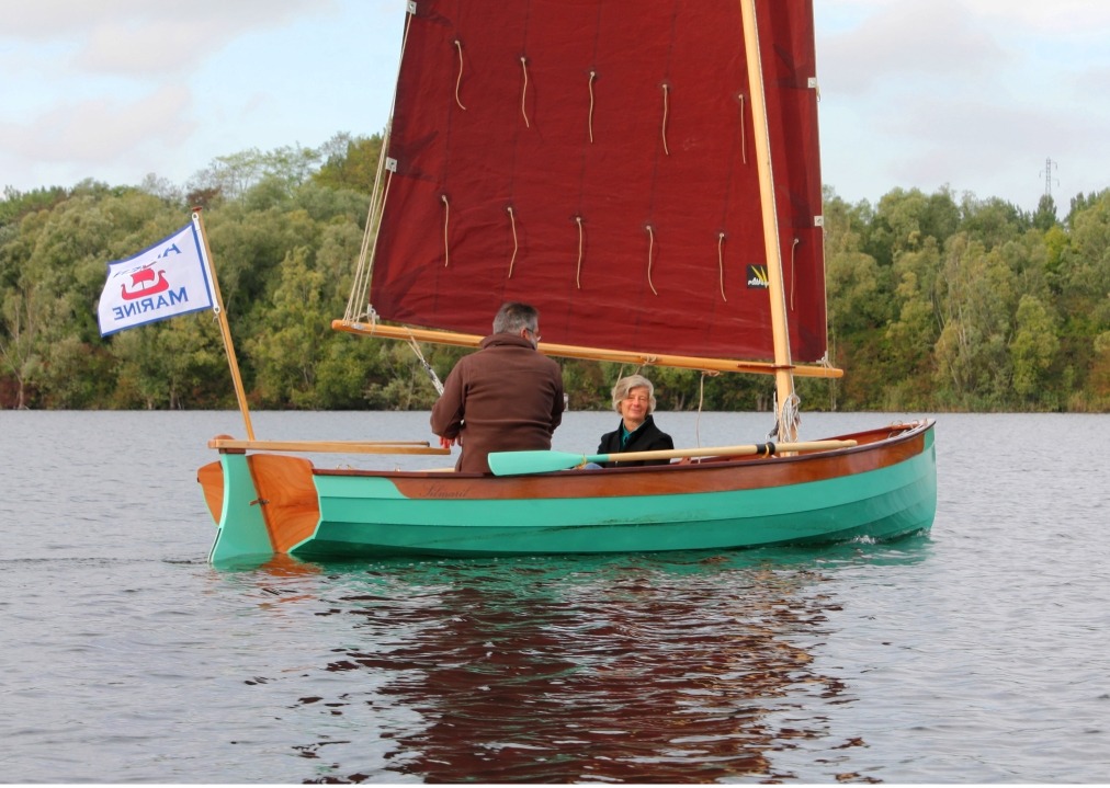 Je trouve le m&acirc;t un peu court &agrave; mon go&ucirc;t car j'aime bien que la b&ocirc;me soit un peu plus haute : meilleure vision &agrave; 360 degr&eacute;s et meilleur confort pour les t&ecirc;tes de l'&eacute;quipage... Par contre, cela augmente d'autant le couple de g&icirc;te (ou de chavirage pour les pessimistes). 