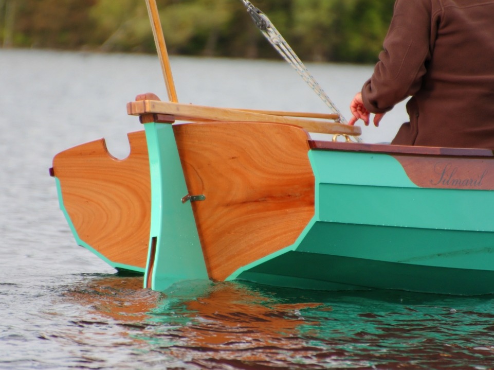 Ronan a capt&eacute; cet instant fugitif o&ugrave; je barre d'un seul doigt, ce qui souligne la douceur de Silmaril &agrave; la barre. Cela r&eacute;pond aussi &agrave; une question que je me posais sur la position relative du centre de voilure et du centre du plan anti-d&eacute;rive. 