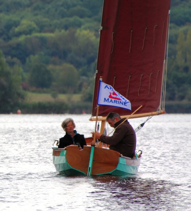 Cette vue de l'arri&egrave;re montre que la largeur au tableau est mod&eacute;r&eacute;e par rapport au maitre-bau, et que Silmaril de tra&icirc;ne pas d'eau : le bas du tableau n'est pas immerg&eacute;, &agrave; part sa pointe basse. 