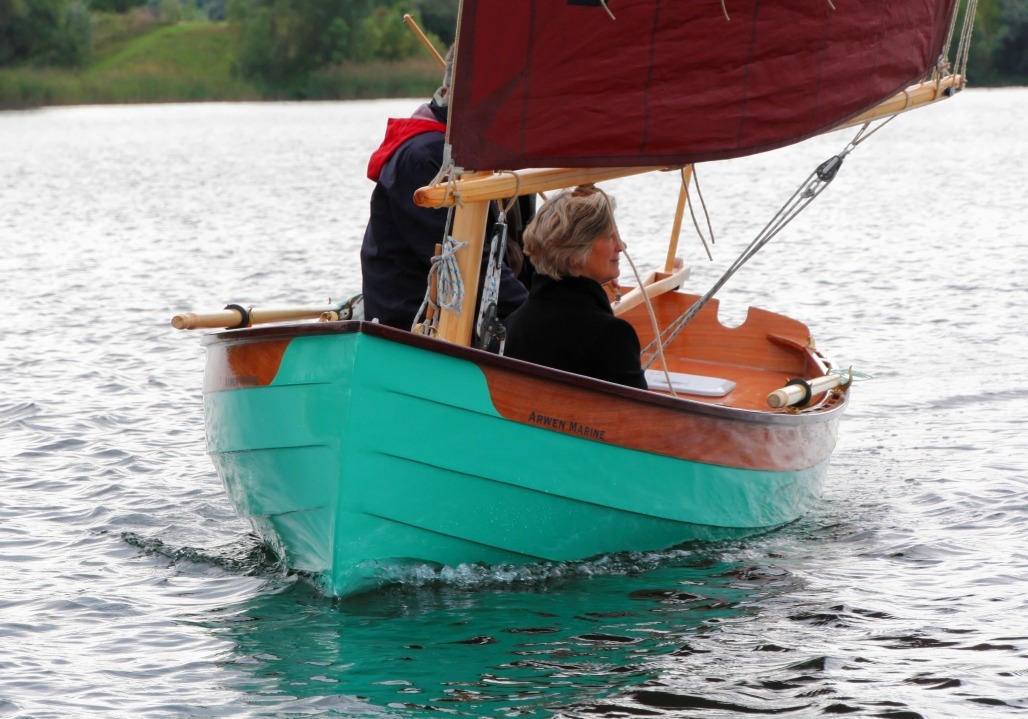Je sais que certains regretteront l'absence de fausse-&eacute;trave pour l'esth&eacute;tique, mais je pr&eacute;f&egrave;re la simplicit&eacute; (et la solidit&eacute;, car mon &eacute;trave "chauve" est renforc&eacute;e de deux couches de fibre de verre que j'aurais du mal &agrave; appliquer sur une fausse-&eacute;trave). 