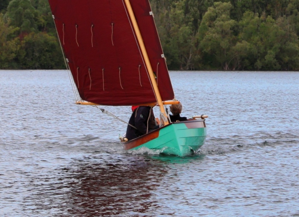 L'absence de bouchain marqu&eacute; fait que Silmaril prend sa g&icirc;te de fa&ccedil;on lin&eacute;aire, sans "cran" au moment o&ugrave; un bouchain plus marqu&eacute; serait immerg&eacute;. 