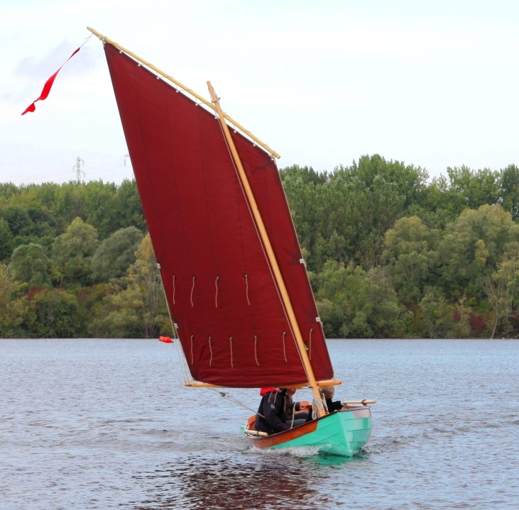 Il faudra biensur refaire des essais en mer pour juger du passage dans le clapot, mais pour l'instant je suis &eacute;pat&eacute; par la vitesse et par les acc&eacute;l&eacute;rations dans les ris&eacute;es... Et je suis toujours tr&egrave;s content de la coupe de cette misaine (merci Fred !) 