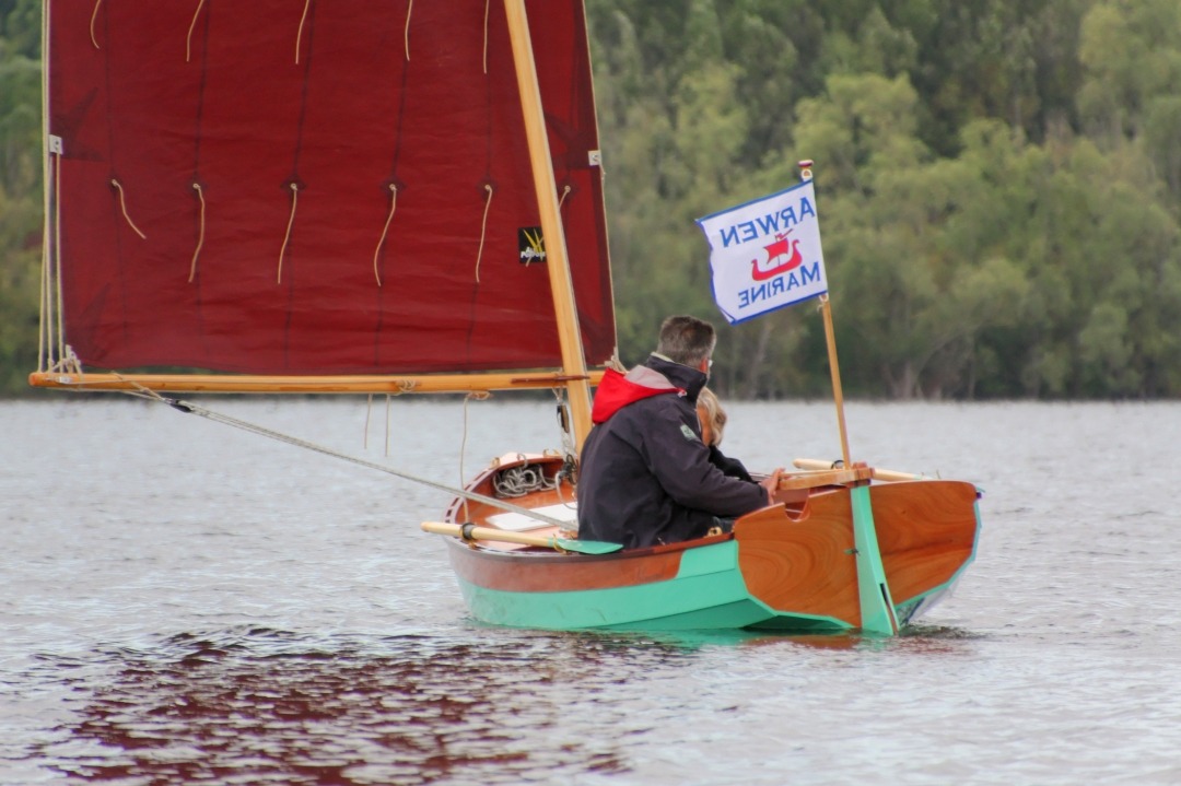 Une des raisons pour lesquelles la barre est si longue (1.50 m) est pour que le barreur ne soit pas tent&eacute; de s'assoir trop en arri&egrave;re et ainsi risquer d'enfoncer la poupe, ce qui cr&eacute;erait des turbulences n&eacute;fastes &agrave; la vitesse. 