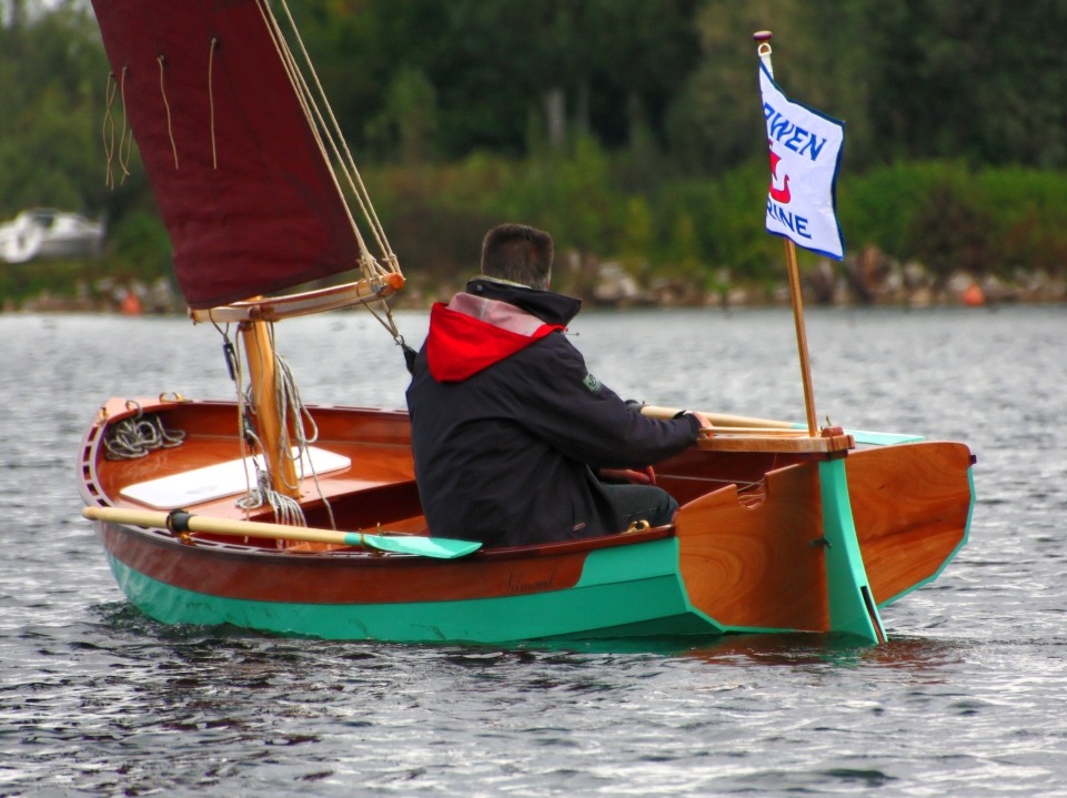Une g&icirc;te l&eacute;g&egrave;re permet d'allonger au maximum la flottaison : on voit que l'extr&eacute;mit&eacute; des virures 2 et 3 viennent affleurer la surface au ras du tableau. 