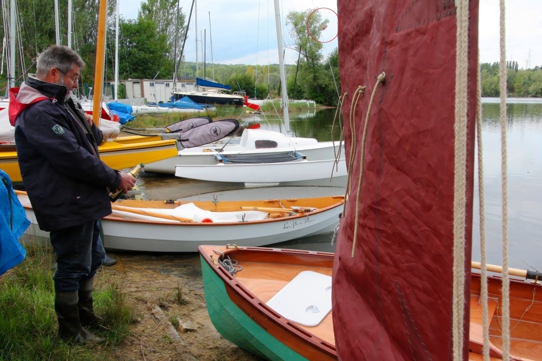 En effet, le temps est venu de baptiser Silmaril ! Ceux qui ont une bonne vue verront le bouchon captur&eacute; en plein vol par Ronan (et entour&eacute; d'un cercle rouge pour faciliter son rep&eacute;rage) sur la grande version de cette image, prise une fraction de seconde plus tard que la petite version. 