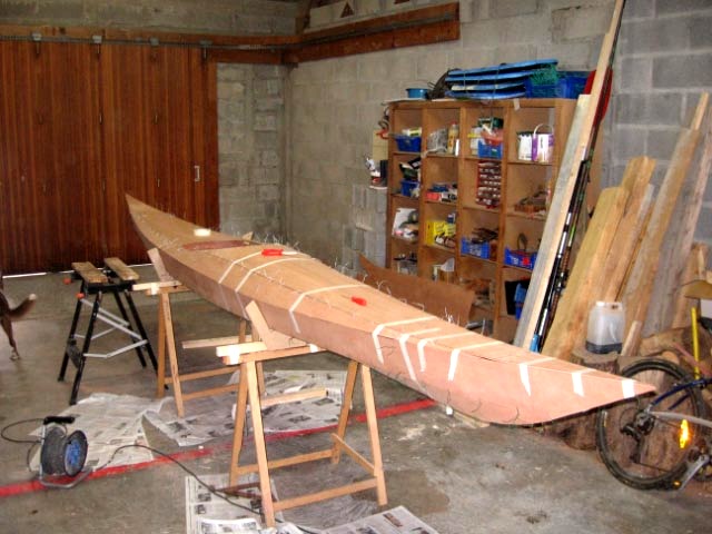 Collage du pontage sur la coque. On voit facilement les endroits qui ont demand&eacute; &agrave; &ecirc;tre "persuad&eacute;s" par Christophe : c'est ceux o&ugrave; il y a plus de ruban adh&eacute;sif. 