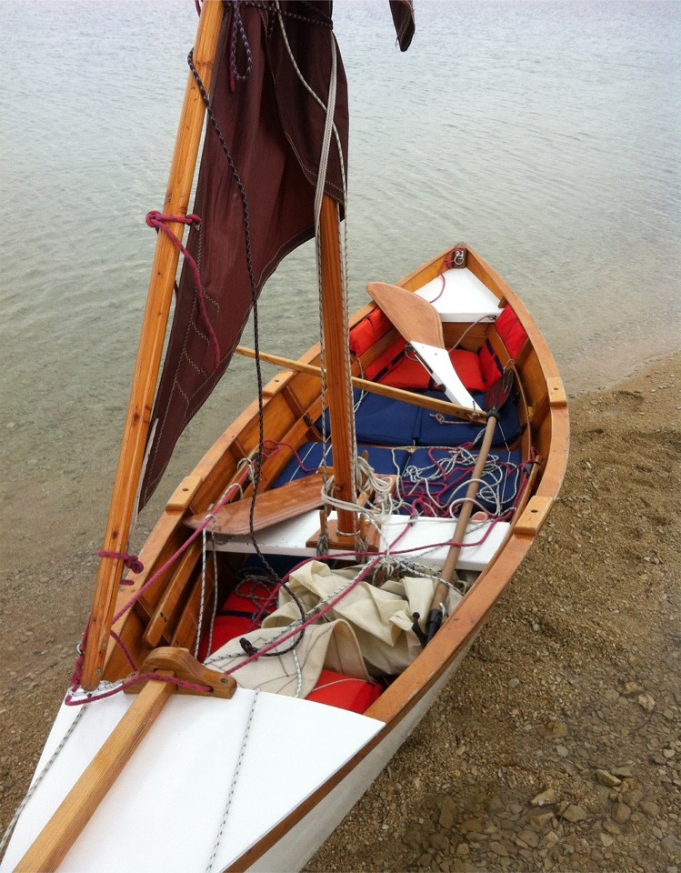 Voici l'une des photos du "noie-chien" L'Anglore, skippé par Michel, que je regrettais de ne pas avoir faites. Ce bateau est encore nettement plus petit que les Doryplume, qui représentaient pour moi jusqu'à présent le minimum vital pour aller sur l'eau... Sa hauteur de franc-bord, en particulier, est si faible que l'on a peine à croire que Michel s'aventure en mer à son bord (et pourtant il le fait, j'ai les photos qui le prouvent...)