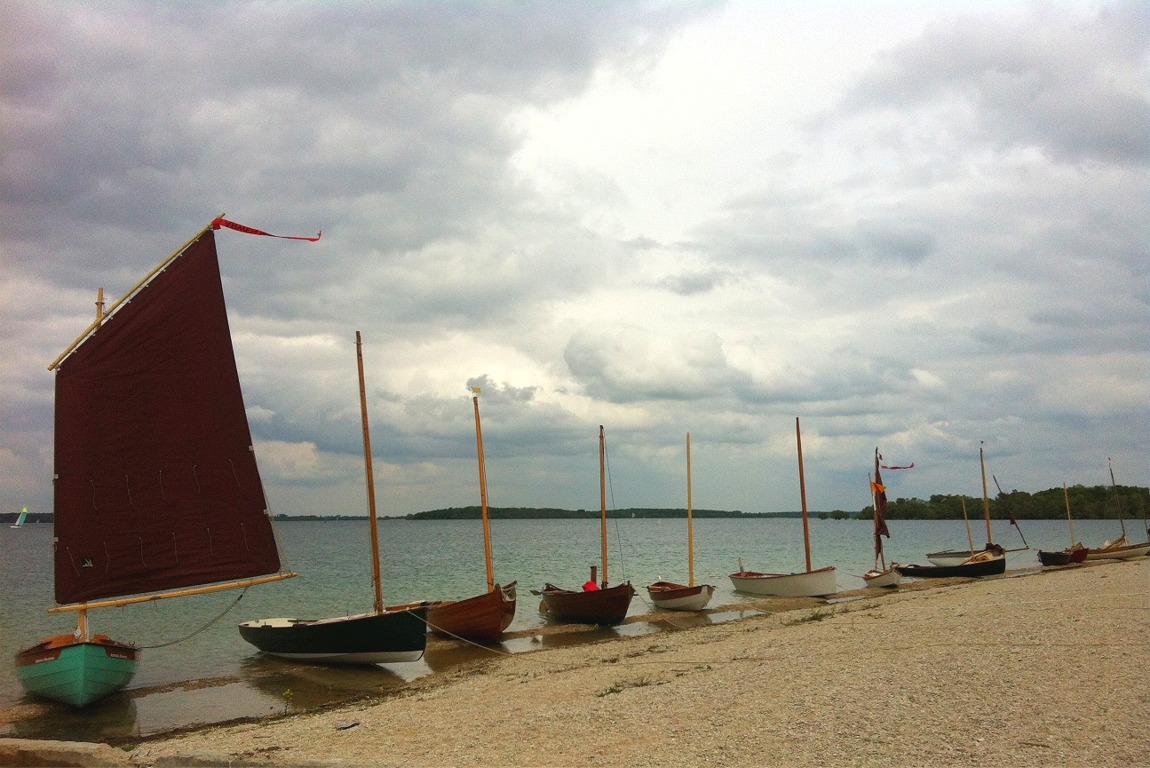 Une partie de notre flottille sur la plage : le Silmaril, le Minahouet Pinocchio, l'Aber Aber'ouette, le Doryplume Prise de Ris'k, le Skerry Méaban, le Goat Island Skiff Takka, Le noie-chien l'Anglore, la Yole de Chester Atipik, le Pirmil Thema, le Doryplume Liliplume, les Skerry Bahari et Anouket. Une partie de notre flottille sur la plage : le Silmaril, le Minahouet Pinocchio, l'Aber Aber'ouette, le Doryplume Prise de Ris'k, le Skerry Méaban, le Goat Island Skiff Takka, Le noie-chien l'Anglore, la Yole de Chester Atipik, le Pirmil Thema, le Doryplume Liliplume, les Skerry Bahari et Anouket. 