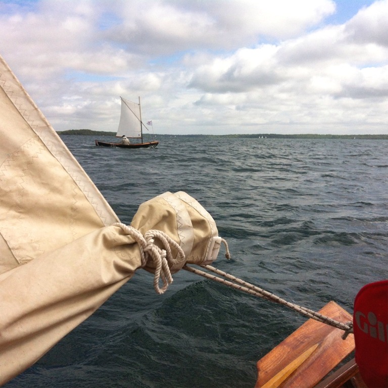 On voit ici que Charles a pris deux ris dans sa misaine au tiers, et on voit que Jean-David en a aussi pris un dans la voile à livarde de son Skerry Piff.