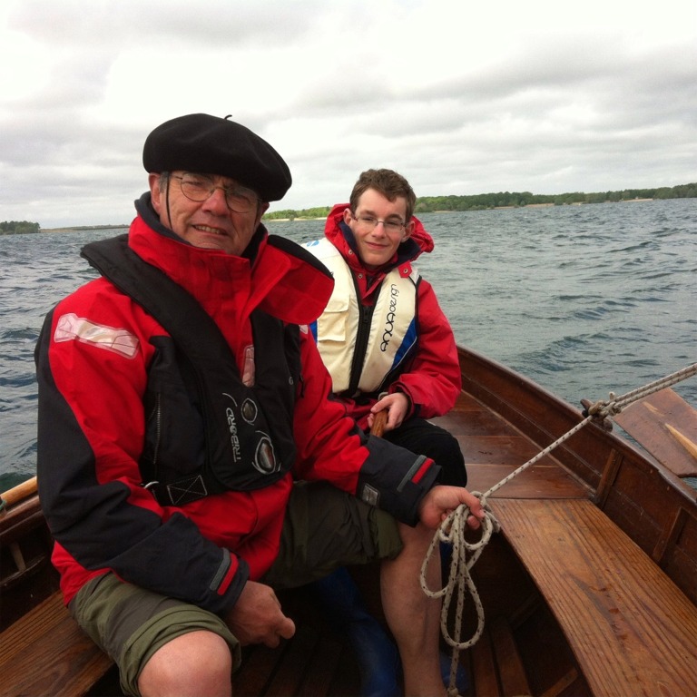 Michel (skipper de l'Anglore) est à l'écoute, tandis que Rémy barre. 