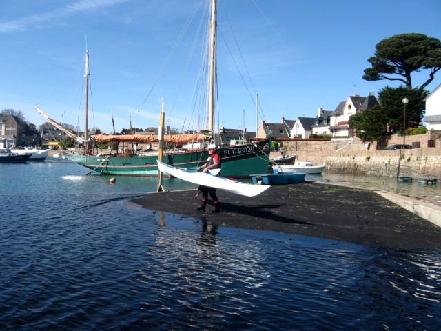 Et voilà le moment du lancement . Christophe a choisi de peindre intégralement son Shearwater, tout comme Franck pour sa prame. 