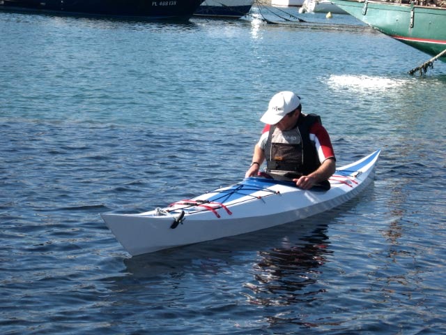 Christophe accroche le rebord de sa "jupe" sous le haut de l'hiloire. Je comprends mieux son choix de peindre l'ensemble de la coque : la teinte unie souligne les facettes de la coque et du pontage.