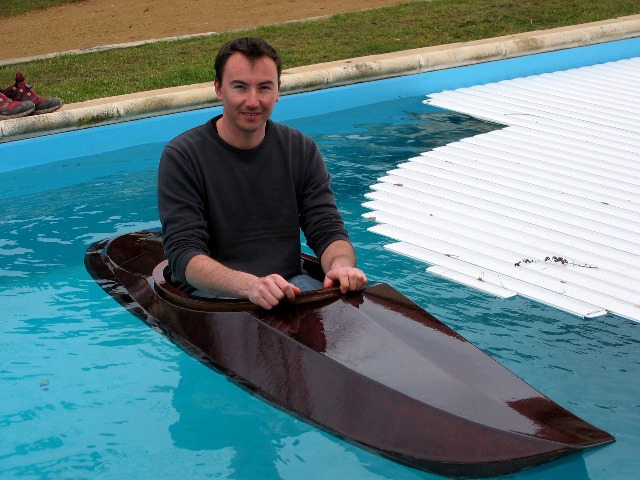 Et hop en effet ! Il ne manque plus que la "jupe" et la pagaie à Jérémy, et peut être un peu plus de vaques que dans la piscine partiellement découverte ! 