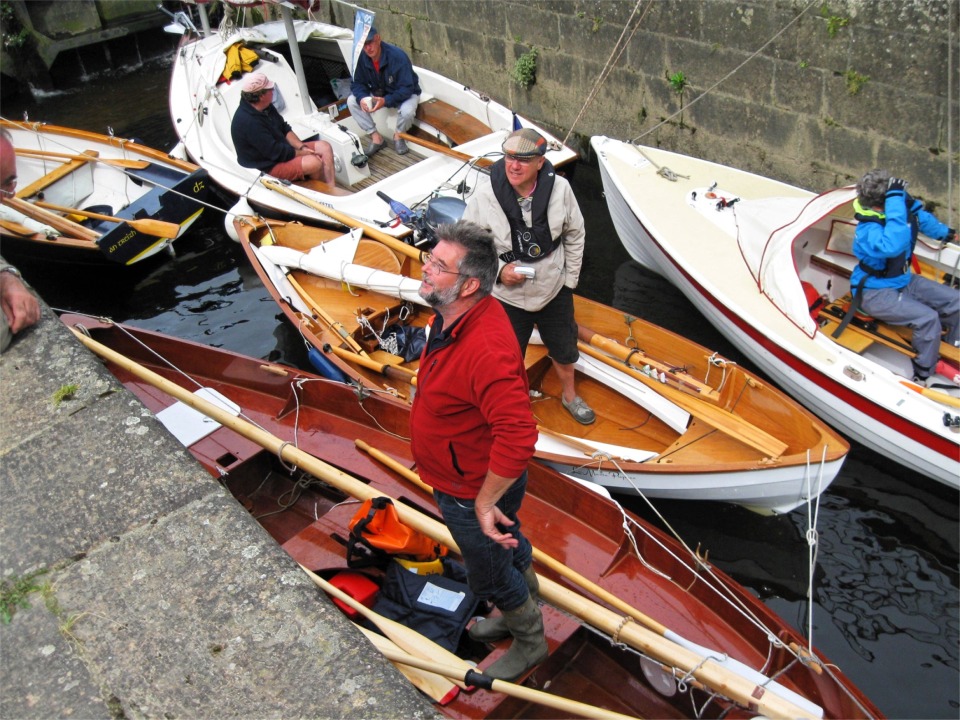 Et nous voici dans l'écluse de Châteaulin, nettement plus petite que celle de Guily-Glaz, dimensionnée pour le traffic marchand et notamment les sabliers (Route du Sable!) Ca y est, nous sommes sur le canal de Nantes à Brest ! 