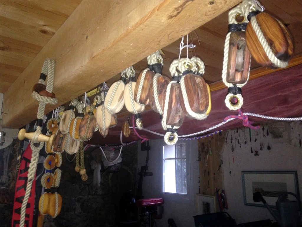 Michel m'avait envoy&eacute; d&eacute;but f&eacute;vrier cette photo des poulies qu'il a fabriqu&eacute; pour son futur bateau : beau travail (et belles &eacute;pissures !) Il faut maintenant que je commence &agrave; me h&acirc;ter de construire le bateau qui va avec ! 