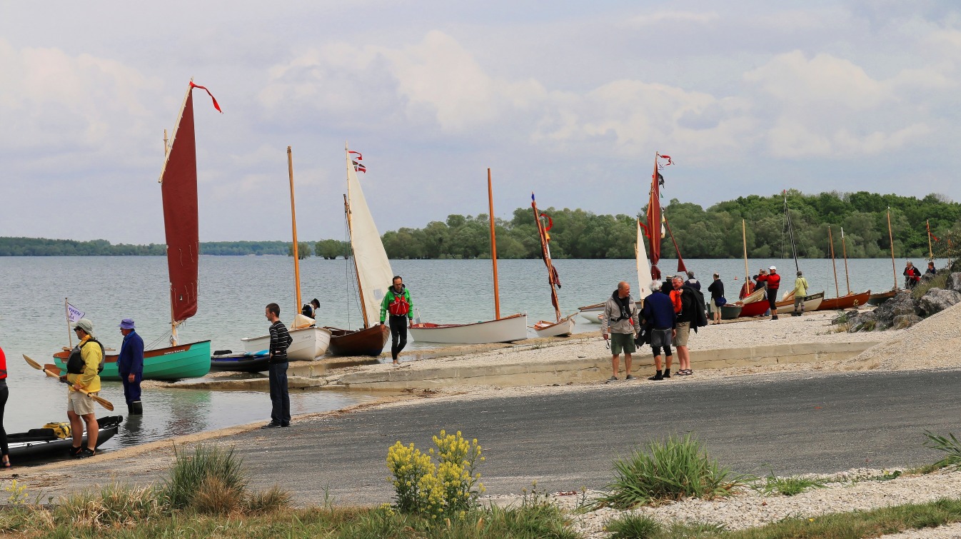 Samedi, milieu de matinée : une bonne partie des bateaux est déjà arrivée. De gauche à doite : le Grand Narak Piteraq , le Silmaril, un second Grand Narak, le Bounty de Jean-Pierre, Txakoli, Takka, L'Anglore, Atipik (caché par Gérard, Bernard et Jean-Pierre) Thema, Liliplume, Anouket, Prise de Ris'k, MOA, et encore deux mâts non identifiés. 