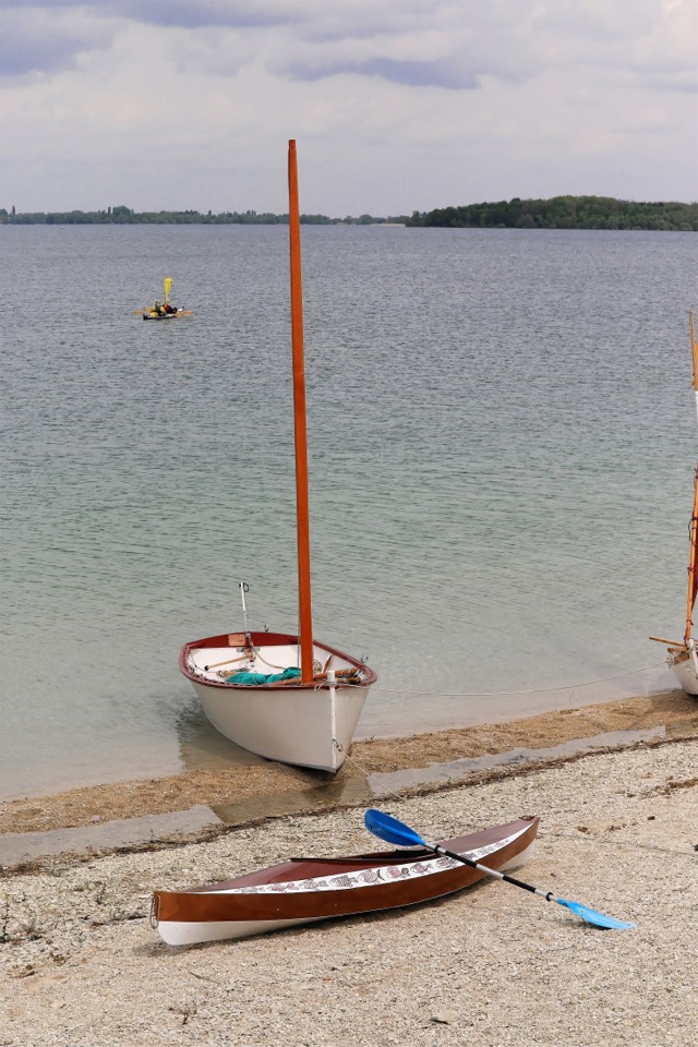 Le Goat Island Skiff Takka de Jibi et le Wood Duck 10. Jibi a fait tout le chemin depuis la Charente Maritime pour participer au rassemblement du Lac d'Orient ! 