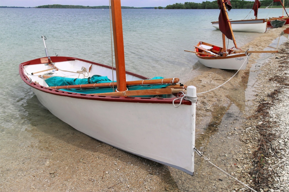 Jibi a construit son Takka pour une utilisation tout-terrain dans les pertuis charentais : il est nettement au-dessus des échantillonnages préconiqés par son architecte Michael Storer. Sa jolie voile bleue très plate manque malheureusement de puissance pour tirer profit des capacités de cette coque inusuelle. 