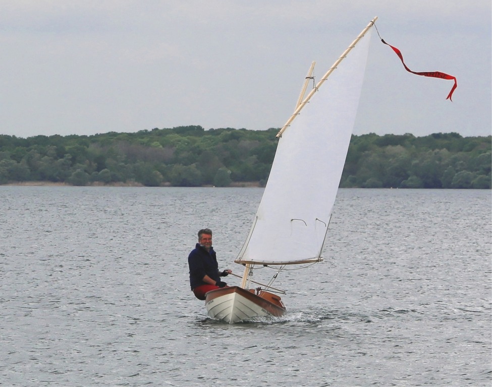 Ce rassemblement était la première occasion pour moi de tester un gréement sur ma Yole de Chester. J'ai utilisé une misaine au tiers de 5.80 m2, standard pour le Skerry, le PassageMaker ou le Doris 17 que j'avais en stock. Je craignais que sa surface soit trop importante, mais finalement j'en suis très content car la yole s'est avérée nettement plus stable que je l'espérais.