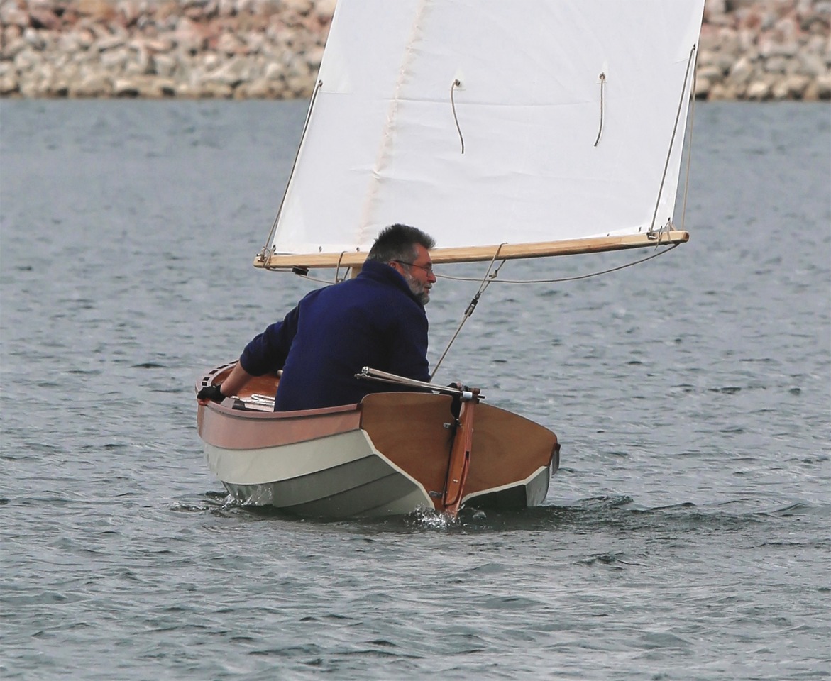 Je trouve que la Yole de Chester est le plus joli bateau produit par CLC. Son seul défaut était d'être seulement un bateau d'aviron : maintenant elle est parfaite ! 