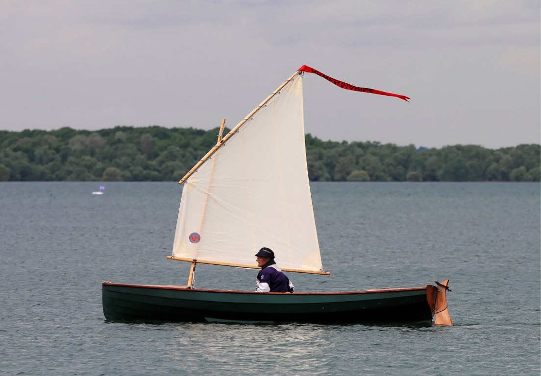 Dormir à bord de petits bateaux n'est pas seulement le truc à faire cette année, il y a une vraie raison à cela : il y à plein d'îiles où il est interdit de planter une tente, et il faut donc pouvoir dormir à bord si on souhaite naviguer autour de ces îles (forcément paradisiaques etc.) 